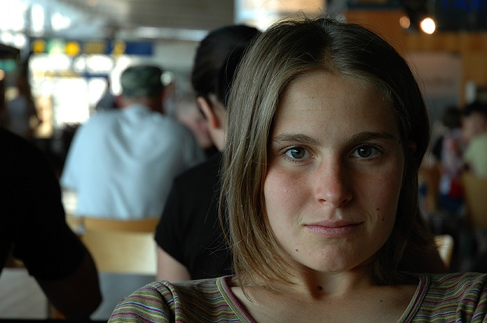 Portrait de Magali dans l'aéroport d'Helsinki