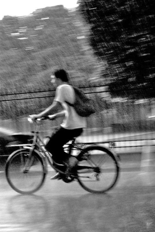 Paris en vélo sous la pluie