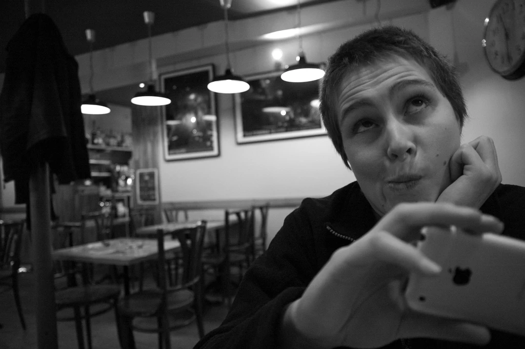 Magali joue avec l'iPhone